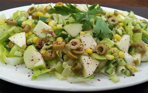 سلطة لوز أخضر مع رمان وحمص