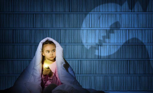 خوف الطفل من الظلام.. أسبابه وحلوله