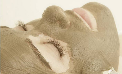 «أقنعة الطين» للعناية ببشرتك حسب نوعها