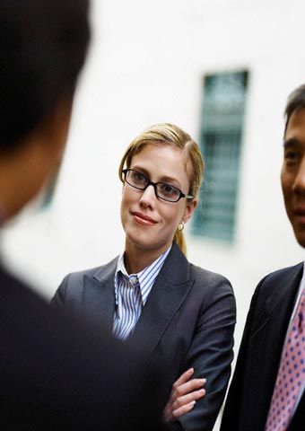 4 أمور إحذريها عند الصداقات في العمل