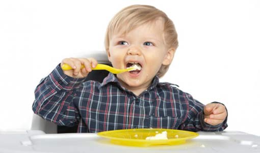 إستخدام طفلك للملعقة.. خطوة هامة له