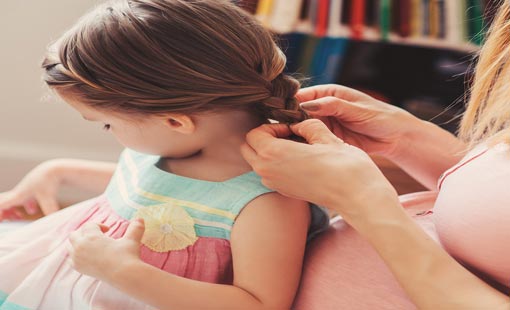 خطوات أساسية للاعتناء بشعر طفلك