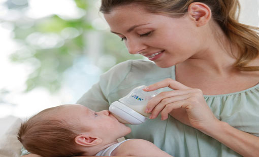 الأسلوب الصحيح للرضاعة من الزجاجة