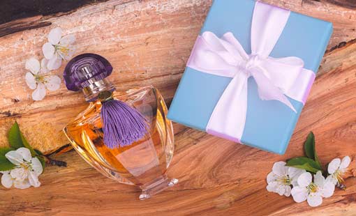 خطوات أساسية لتجعلي العطر أكثر جاذبية