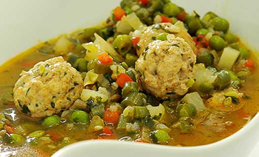 شوربة كفتة الدجاج مع الخضار