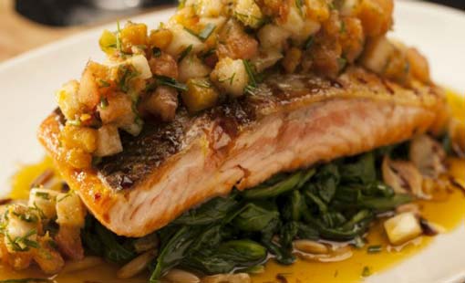 السلمون المخلي مع السبانخ