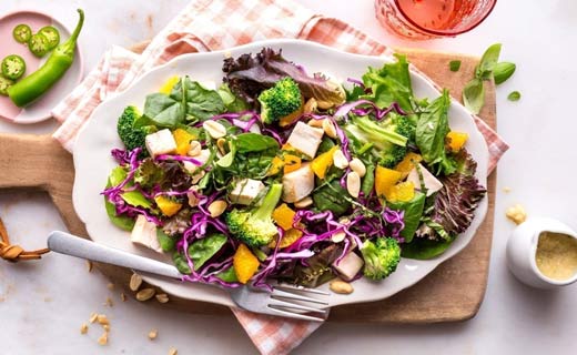 سلطة الخضروات والمكسرات