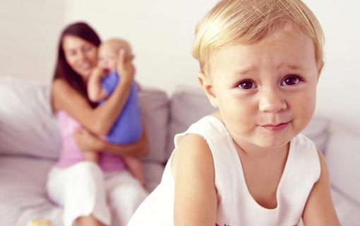 غيرة الأخ الأكبر.. كيف تعالجينها؟