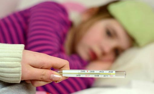 الحمى.. هَمّ يعصف براحة الأم قبل الطفل