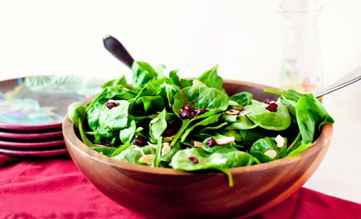 سلطة السبانخ مع الليمون المخلل