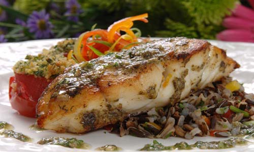 شرائح الهامور بصلصة الزبدة والخضراوات