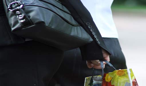 المرأة وحقيبة اليد.. توأمان ولكن؟