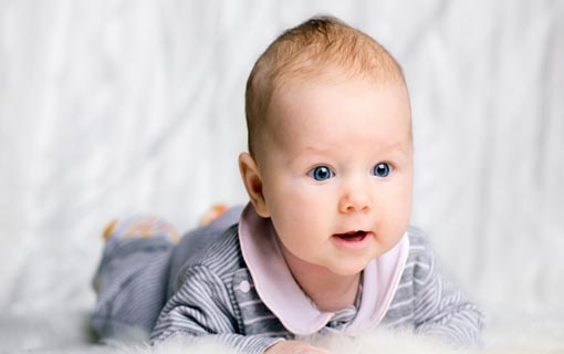 كيف ينمو رضيعك بين الشهرين السابع والتاسع؟