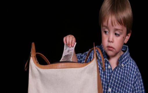 السرقة عند الأطفال.. الأسباب والعلاج