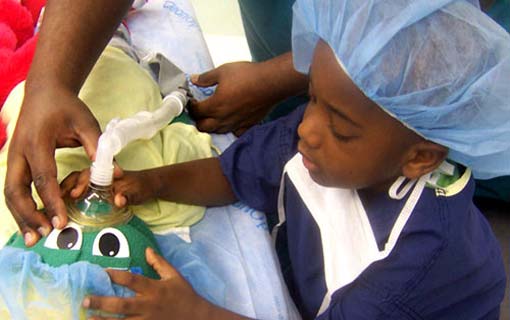 كيف تهيئين طفلك نفسياً لعملية جراحية؟