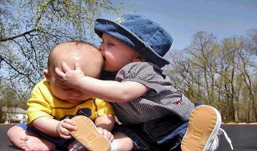 هل يقلد طفلك تصرفات البنات؟