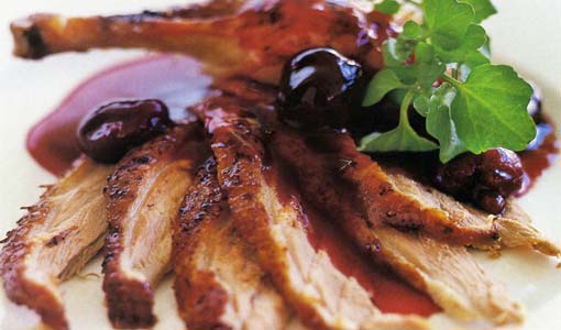 صدر البط المحمر بصلصة الكرز الأحمر