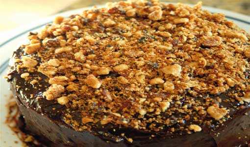 كيك البندق بكريمة الزبدة