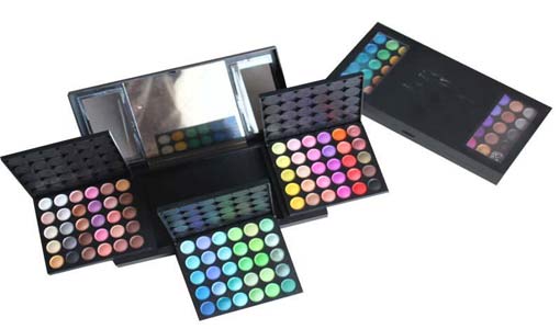 الأبراج.. تحدد لون ظلال عينيك