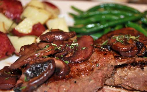 فيليه مع مشروم وفلفل صغير