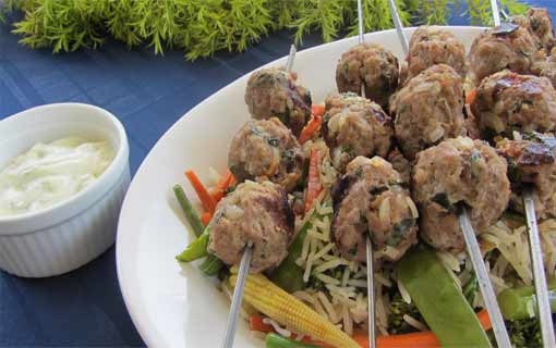 كرات الكفتة في أسياخ صغيرة