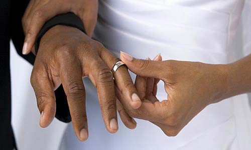 لماذا لا تطلب المرأة يد الرجل؟