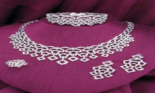 قواعد ارتداء المجوهرات في كل المناسبات