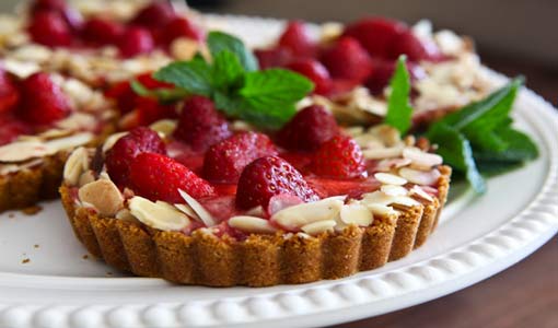 كيك لوز وفراولة