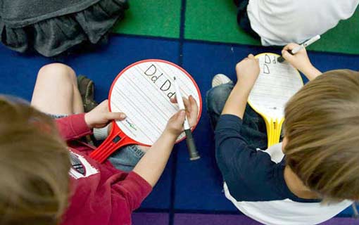 تنشئة طفل بلغتين.. سهلة وممكنة