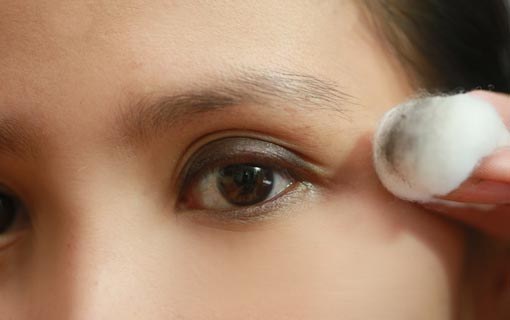 زيت الأطفال لإزالة مكياج العيون