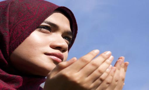 المرأة.. عظيمة بكبريائها وحيائها