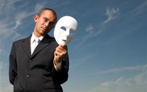 النفاق.. سمة العلاقات الاجتماعية في عصر الهشاشة