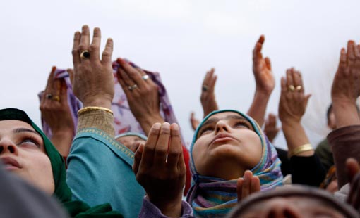 كل شيء به قائم.. وكل محتاج إليه وله