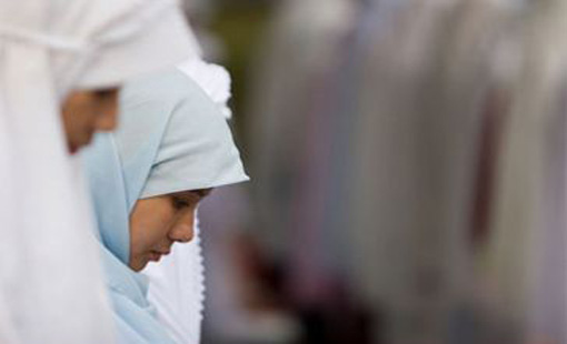 زينة المرأة.. المسموح والممنوع