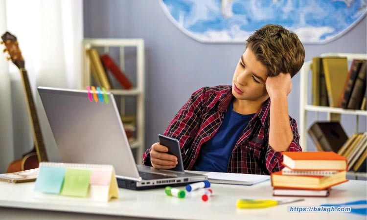 طفل امام الحاسوب