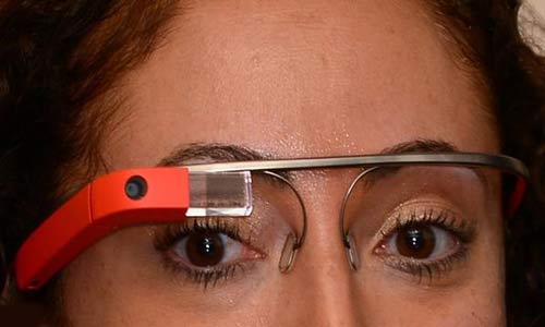 الرسائل بنظارة غوغل «خطيرة» أثناء القيادة