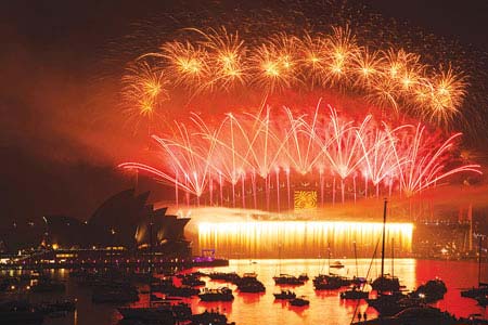 العالم يستقبل العام الجديد بالموسيقى والألعاب النارية