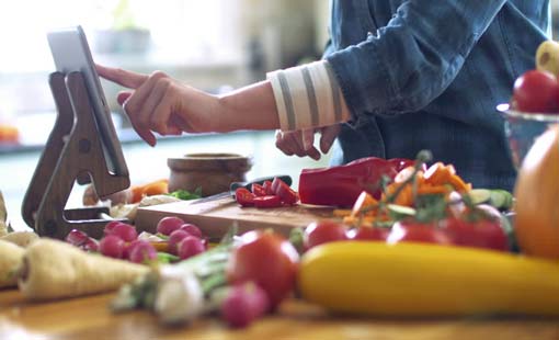 التغدية السليمة للمراهق.. تجنبه حبّ الشباب