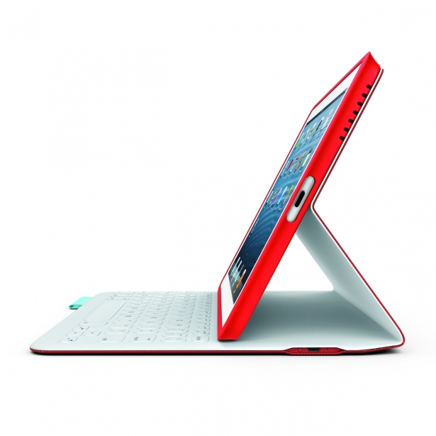 لجأت شركة Logitech و"مايكروسوفت" إلى صنع لوحة مفاتيح FabricSkin فوليو خاصة بالـiPad.