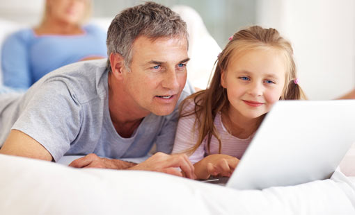 الطفل.. بين المراقبة والتجسس