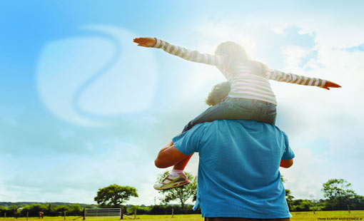 دور الأهل في تحقيق السعادة للأطفال