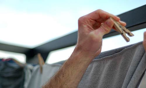 نشر الغسيل داخل الشقق يُسبِّب الحساسية وأزمات التنفس