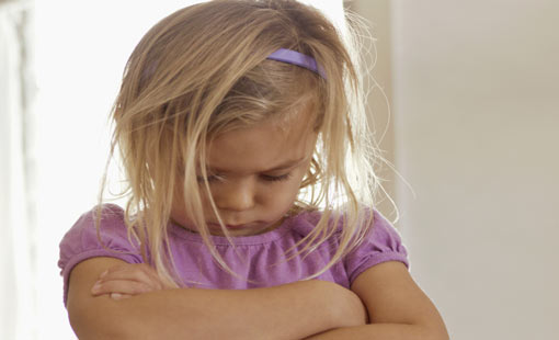 كيف نُخرج أطفالنا من دائرة العناد؟