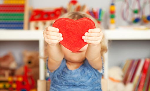 كيف نتعامل مع الطفل الرومانسي؟