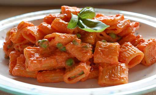 المعكرونة بالفلفل الأحمر والريحان