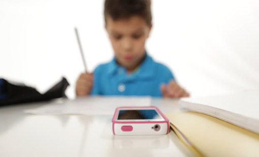 «الهواتف المحمولة» تسبب تأخر الطلاب علمياً