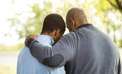 راقب ابنك المراهق وتعرف إلى أصدقائه