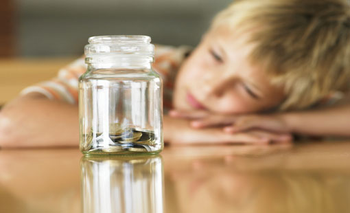 حتى لا يكون طفلكم مسرفاً أو بخيلاً