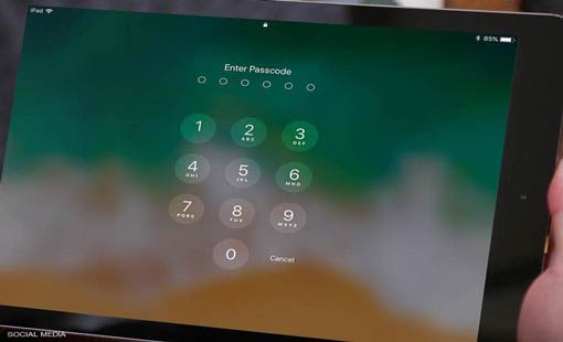 بالخطأ.. طفل يقفل «آيباد» والده حتى عام 2067