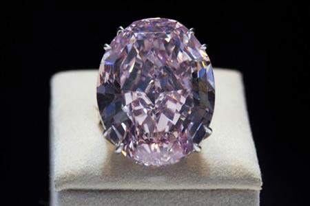 ألماسة (النجمة الوردية) تباع بثمن قياسي بلغ 83 مليون دولار